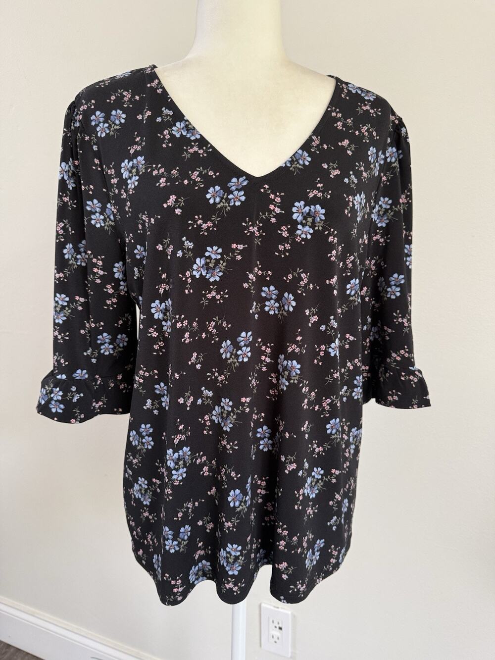 CeCe Women Floral Black Blue Pink Ruffle Rayon SS V Neck Blouse L